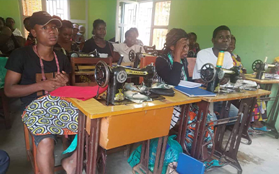 formation professionnelle continue en coupe et couture des jeunes vulnérables pour leur autonomisation